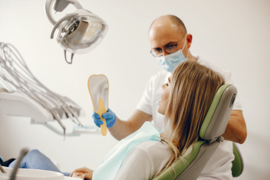 Koszty leczenia kanałowego zębów mogą się różnić w zależności od stopnia uszkodzenia i lokalizacji zęba